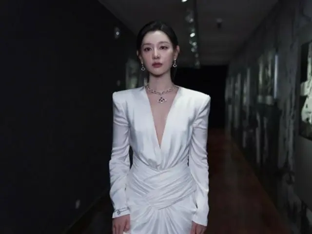 TV Series "Queen of Tears" lead actress Kim Ji Woo-won in a dress with a plunging neckline... a captivating visual with aura