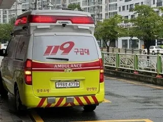 A man in his 20s who inhaled a lot of smoke during a fire was transported to a hospital in Seoul after three hours of searching for a hospital that could treat him (Dongducheon, South Korea)