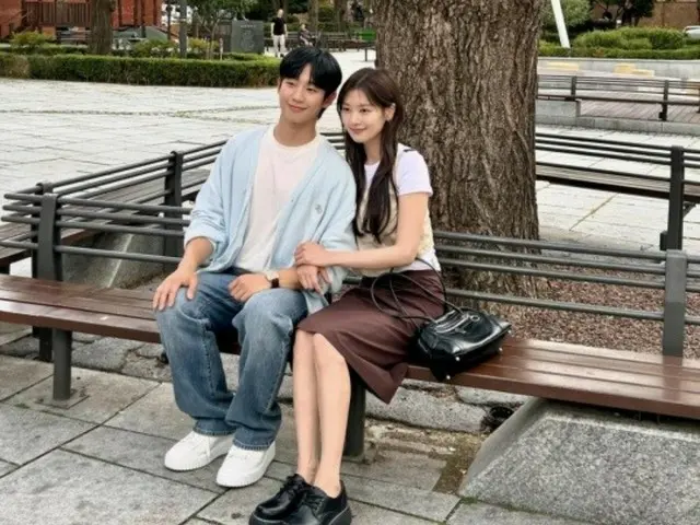 Somi and Jung HaeIn, a loving couple with their arms around each other... with sweet eyes