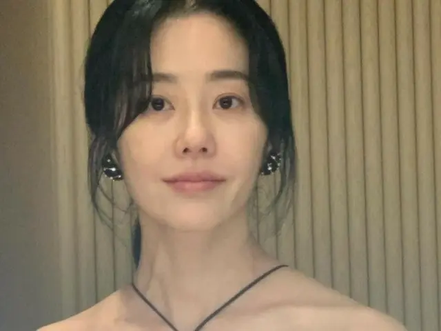 Actress Ko Hyun Jung looks stunning in a dress...Ha Jung Woo also comments, "Beautiful"