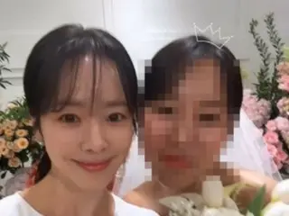 Actress Han JIMIN, who is in a public relationship with Choi Jeong Hoon (JANNABI), perhaps received a bouquet? A photo of her and the bride at a wedding