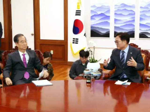 Chairman Woo Former Sik meets with Prime Minister Han Deok-soo to discuss conflicts in the Council