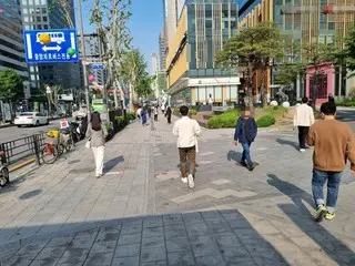 Foreigners wandering around "naked" in the middle of Seoul... "humming" with only hats and shoes on = Korea