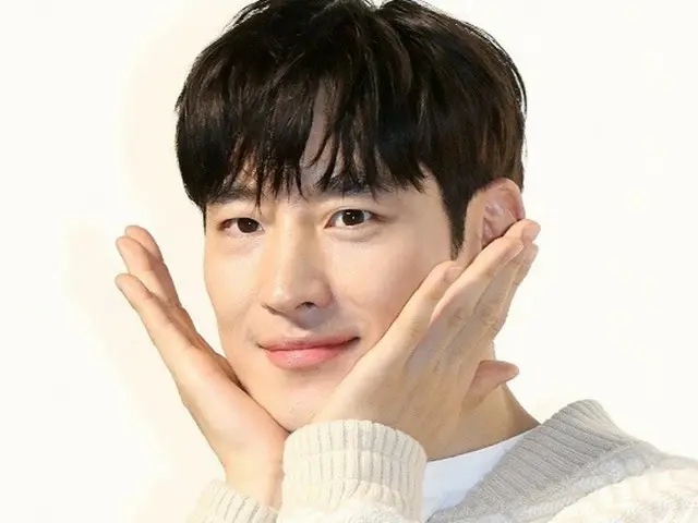 Lee Je Hoon is definitely a defender of independent film... He appeared in a guest appearance in "Work to Do"