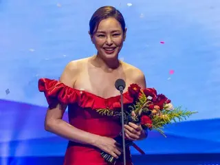 Lee Hani of "Flowers That Bloom in the Night" wins the grand prize at the Korea Drama Awards