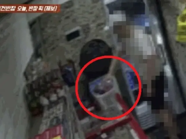 A person puts 400,000 won worth of products into a basket at an unmanned store and pays only 400 won (Korea)