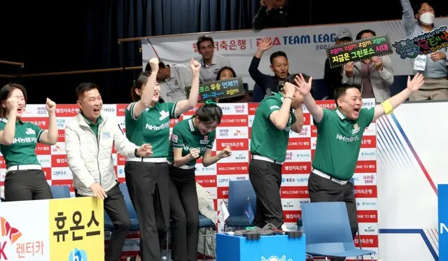 優勝決定後に大喜びの選手たち（写真：wowKorea）