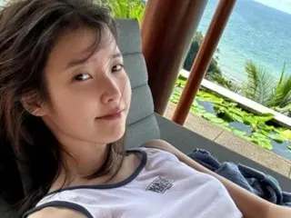 IU finally goes on vacation...pictures with her grandmother revealed