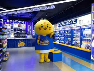 GS25 opens soccer-themed store with replica locker room (Korea)