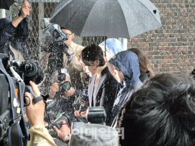 "Drunk Accident" Moon Da-hye's appearance at court sparks controversy: "Can't she even hold an umbrella by herself?" = Korea