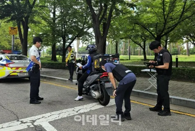 二輪車のを取り締まりを行う警察(写真＝一山東部警察署提供)