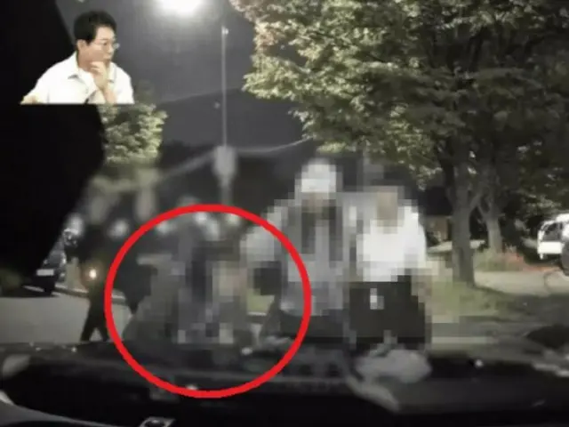 A man was walking aimlessly and hit a parked car, resulting in injury... He demanded medical expenses in return = Korea