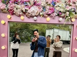 Actor Kim WooBin certifies gift coffee truck... refreshing visual