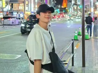 Jung HaeIn looks amazing in just a white T-shirt and hat