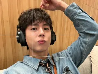 Actor Park BoGum, refreshing visual in denim shirt... his gentle smile makes you fall in love