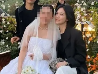 Actress Song Hye Kyo, is this annoying? ... A very beautiful wedding guest