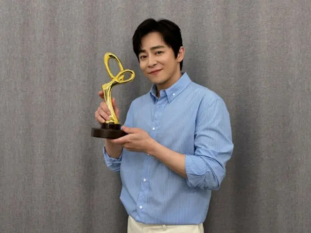 Actor Cho Jung Seok receives Presidential Award for 'Contributing to the Development of Popular Culture and Arts'