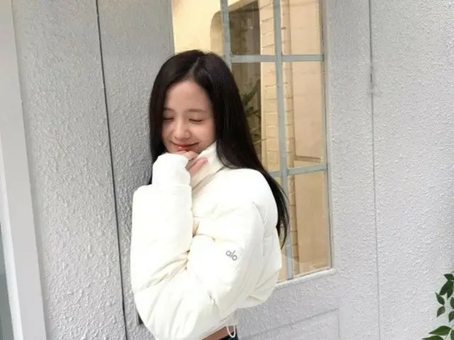 BLACKPINK's JISOO is bursting with "pure beauty"! ... Admiration for her slender waist