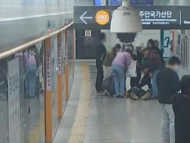 "My husband is not breathing" - Man in his 70s lost consciousness on subway... Rescued by Korea Transportation Corporation employee on his way home from work (South Korea)