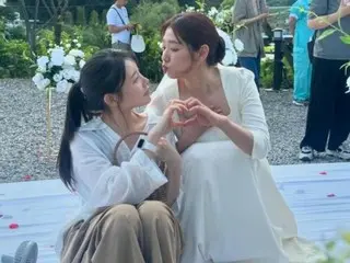 Park Sin Hye, posing playfully in a wedding dress... Excellent chemistry with Kim Ah Young