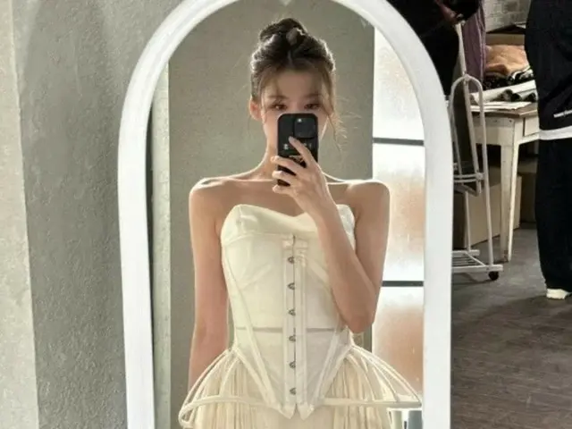 TWICE's Sana reveals selfie showing off her beautiful décolletage in a pure white see-through dress