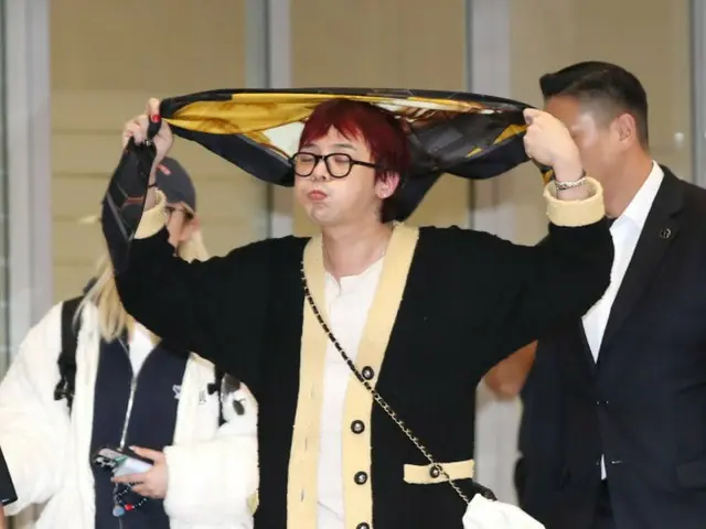 G-DRAGON unleashes his fashion power...scarves are the hot item