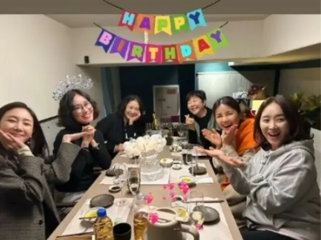 Choi Ji Woo, Shin Ae Ra, Yoo Ho Jung and others gather at Oh Young Soo's birthday party! It's like an awards ceremony!