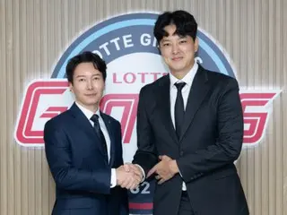 Kim Won Jung, who "cut his hair" and declared he would stay with Lotte... 4-year FA contract worth 5.4 billion won