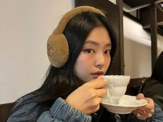 JENNIE (BLACKPINK) looks so cute in her earmuffs! ... She'll be causing a fuss when she comes out