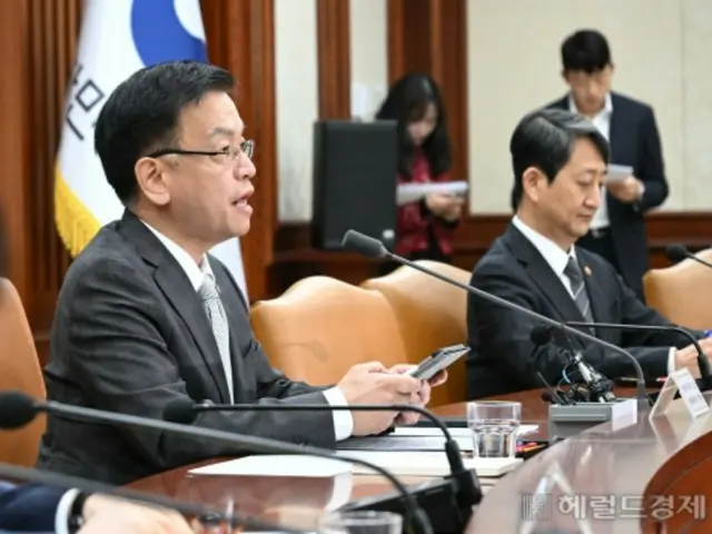 South Korea's Minister of Strategy and Finance responds to criticism in National Assembly that the economy is in a bad mood by saying that the "crisis is over"