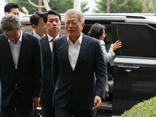 Former President Moon Jae-in, on the eve of the university entrance exam, said, "Once you get over the big mountain, you will find a free and wide world" (South Korea)