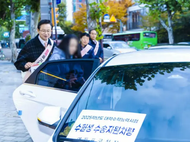 The head of Yeongdeungpo-gu district office helps transport students to take exams (Seoul, South Korea)