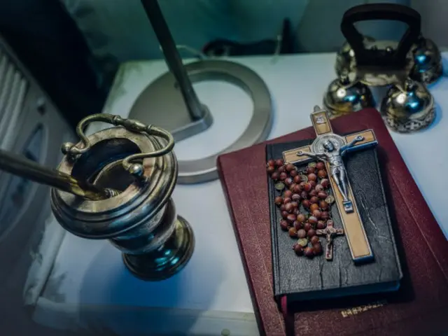 The movie "Three Days" is finally released, and the occult item stills