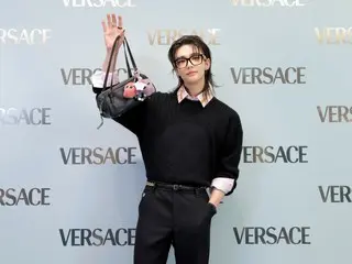 Hyun Jin (Stray Kids) returns to Versace Ginza for the first time in a year wearing his favorite items to great cheers!