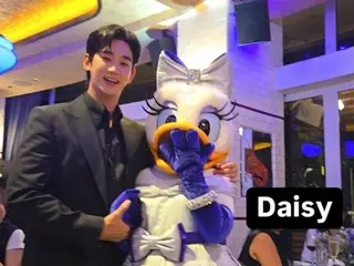 Kim Soo Hyun's kind fan service makes her boyfriend jealous! ... Funny shots with Disney characters