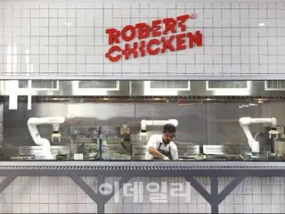 Robert Chicken opens flagship store in New York, cooking robots take orders (Korea)