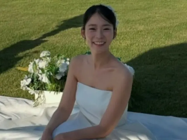 KARA's Seungyeon suddenly releases wedding photos, fans are in an uproar... "Congratulations on your marriage"