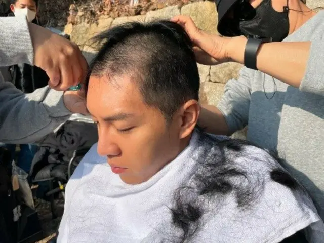 Lee Seung Gi, star of the movie "Big Family", reveals the process of shaving his head... Relaxed in sunglasses, beautiful visuals