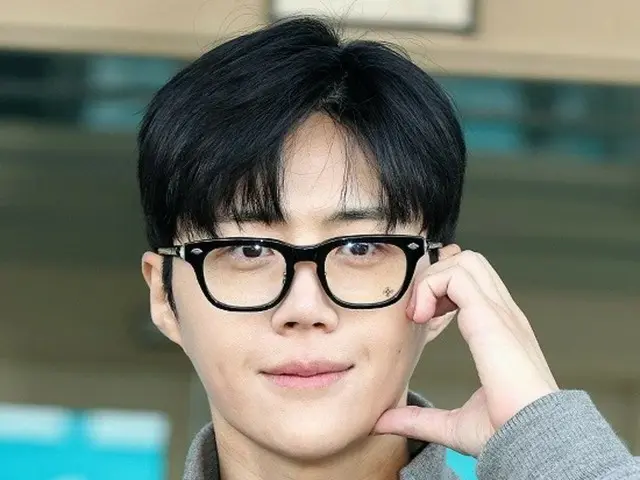 [Photo] "The Prince of Glasses" actor Kim Seon Ho departs for photo shoot in Italy