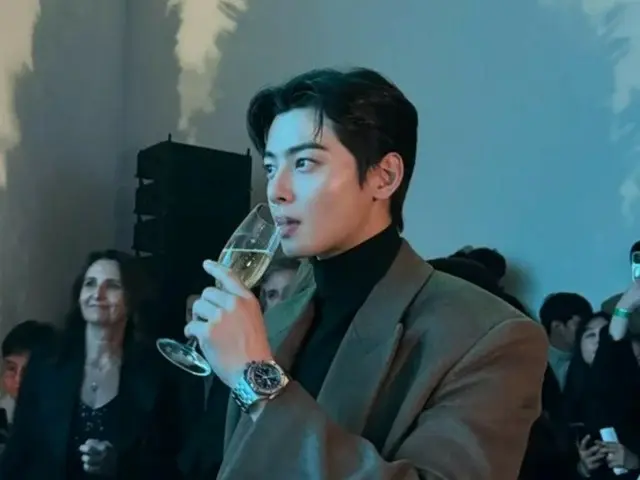 "National treasure-level facial genius" Cha EUN WOO (ASTRO) looks like a gravure idol even when drinking champagne... A gorgeous shot with J-HOPE (BTS) is also released