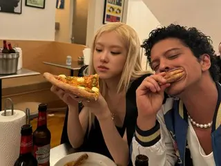 BLACKPINK's ROSE and Bruno Mars go on a pizza date in Osaka... Revealing the fun time with a friendly arm around each other