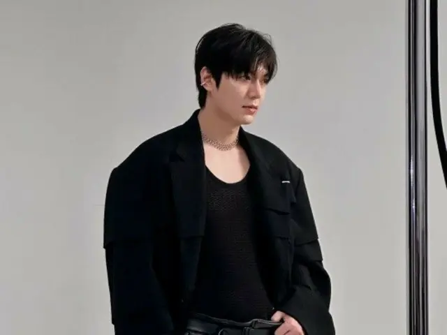 Lee Minho, a sculptural figure even from afar... broad shoulders make people's hearts flutter