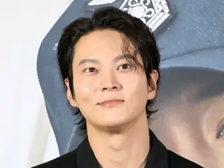 JooWon's thoughts on filming the movie "Firefighter"... "I'm scared of a real big fire. There's a lot of smoke and sometimes I can't see well in front of me"