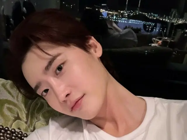 Actor Lee Jung-suk sends a selfie to his girlfriend IU? ... "She's so cool"