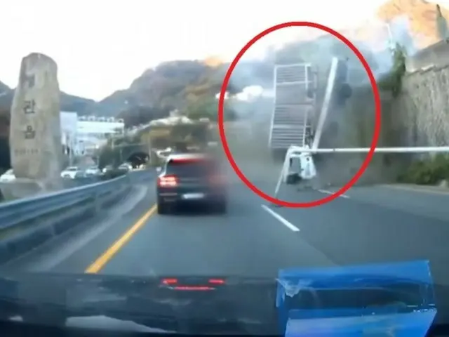 5-ton truck suddenly falls... Driver in his 30s thrown from vehicle and dies = South Korea