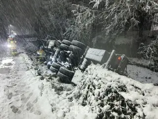 Heavy snow causes car overturns and other damage in southern Gyeonggi, South Korea