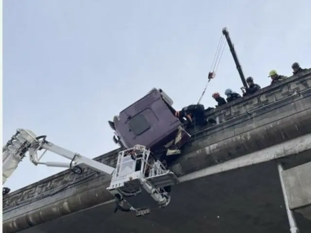 "I won't let go" - Paramedic who held on to driver's hand for 45 minutes on 11m high bridge (South Korea)