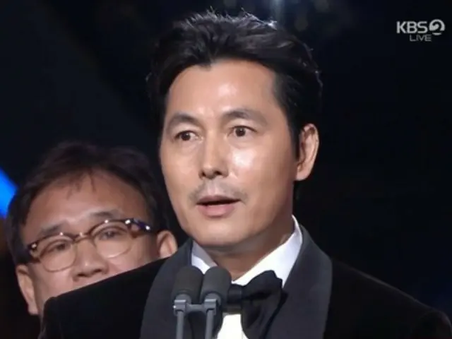 Jung Woo Sung apologizes for illegitimate child issue at the 45th Blue Dragon Film Awards... "I'm sorry for disappointing everyone. I will fulfill my responsibilities as a father."