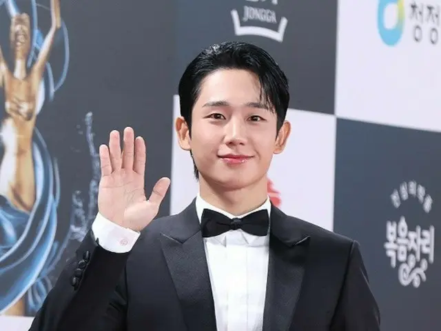 Jung HaeIn wins Best Supporting Actor award at the 45th Blue Dragon Film Awards... "I was able to do my best thanks to Hwang Jung Min. I think I've had good luck as it's the Year of the Dragon."