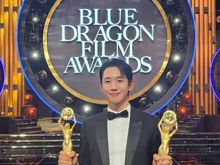 Actor Jung HaeIn wins two awards at the 45th Blue Dragon Film Awards: Popular Star Award and Best Supporting Actor Award